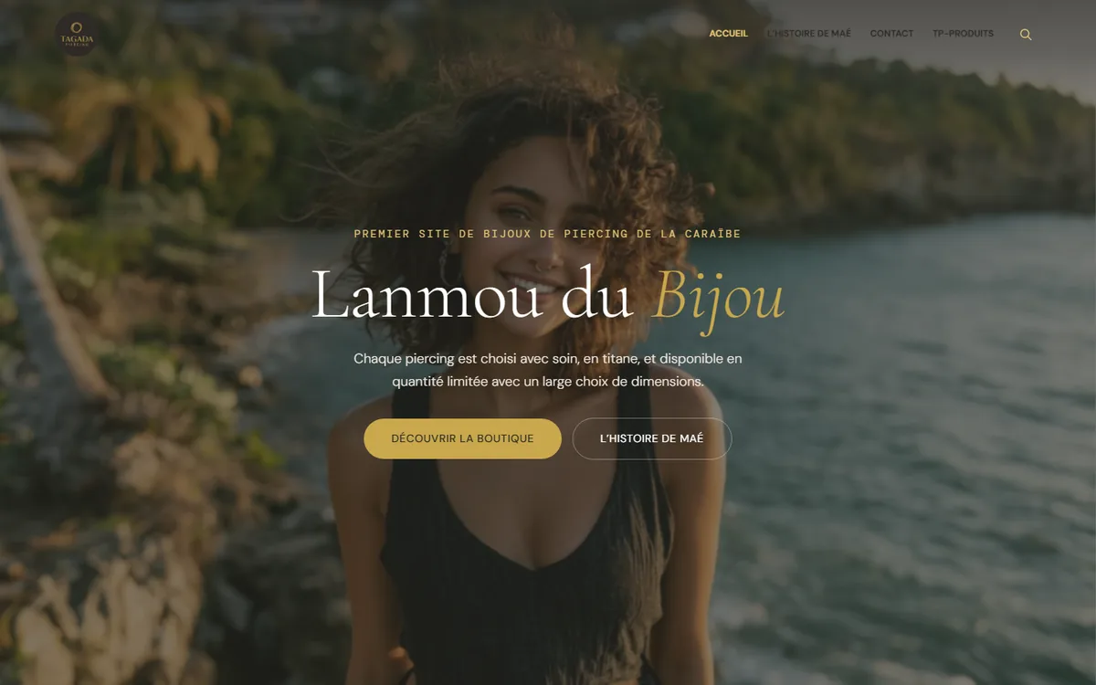 Le site Tagada Piercing sur ordinateur : sur une photo de bord de mer, le titre « Lanmou du Bijou » et deux boutons, « Découvrir la boutique » et « L'histoire de Maé ».